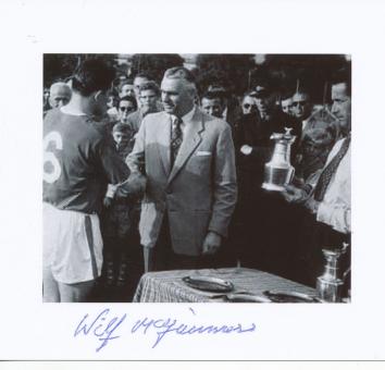 Wilf McGuinness  Manchester United  Fußball Autogramm Foto original signiert 
