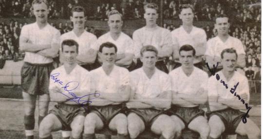 Tom Finney † 2014  & Bryan Douglas  England  WM 1958  Fußball Autogramm Foto original signiert 