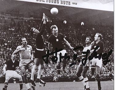 Jozsef Toth  † 2017  Ungarn   WM 1954  Fußball Autogramm Foto original signiert 