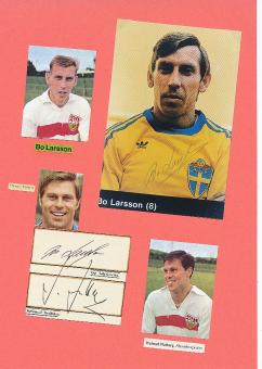 Bo Larsson  Schweden + Helmut Huttary † 2016  VFB Stuttgart  Fußball Autogramm Karte  original signiert 