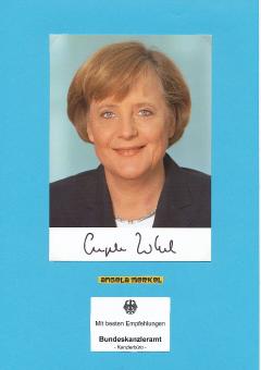 Angela Merkel  Bundeskanzlerin  Politik  24 x 18 cm  Autogrammkarte original signiert 