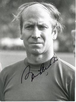 Bobby Charlton   England Weltmeister WM 1966  Fußball Autogramm 16 x 21 cm Foto original signiert 