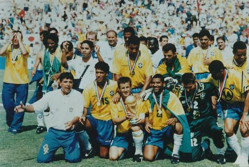 Brasilien Weltmeister WM 1994 mit  Cafu   Fußball Autogramm 30 x 20 cm Foto original signiert 